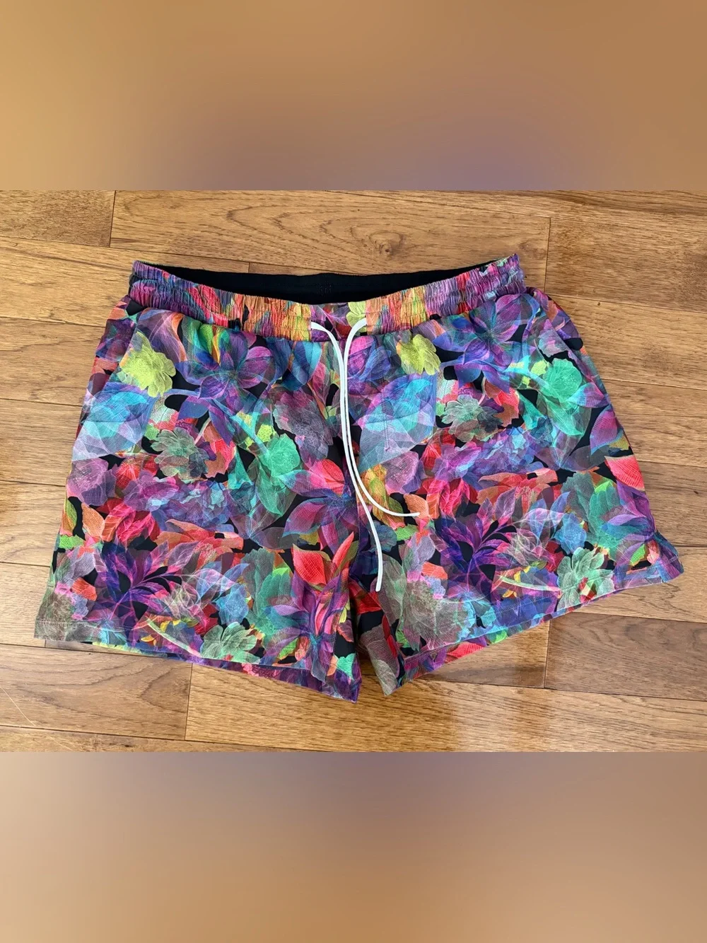 Lululemon Athletica Vivid Floral Overlay Swim Trunks size L
